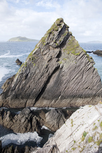 岩石在 Dunquin 港 泄压阀头丁格尔半岛