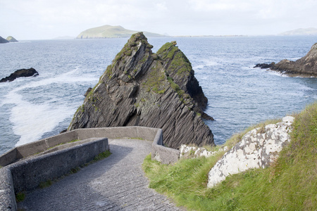 岩石在 Dunquin 港 泄压阀头丁格尔半岛