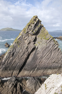 岩石在 Dunquin 港 泄压阀头丁格尔半岛