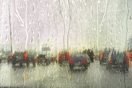 路视野通过车窗与雨滴, 在雨中驾驶