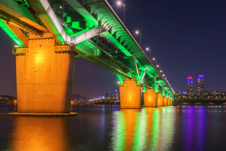 首尔地铁和桥在 Hanriver 在首尔，韩国