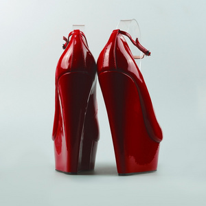 女性的红舞鞋