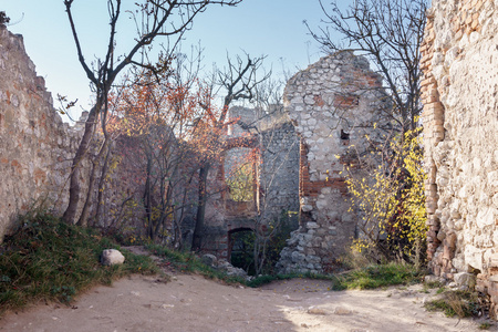 秋天的城堡废墟