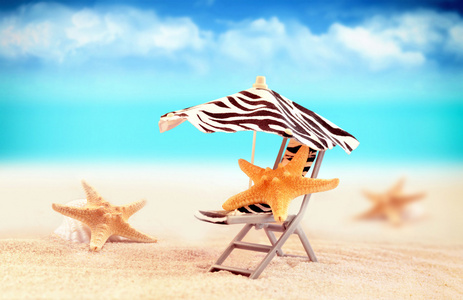 沙滩椅与下伞在海滩上的海星