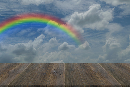 木材的露台和蓝色的天空的彩虹