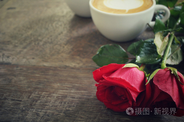 两杯拿铁艺术咖啡与红玫瑰