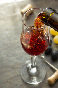 玻璃酒杯和葡萄