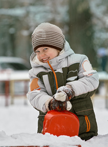 男孩玩在新鲜的雪
