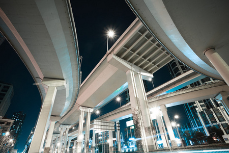 城市的夜景，路高架桥夜晚