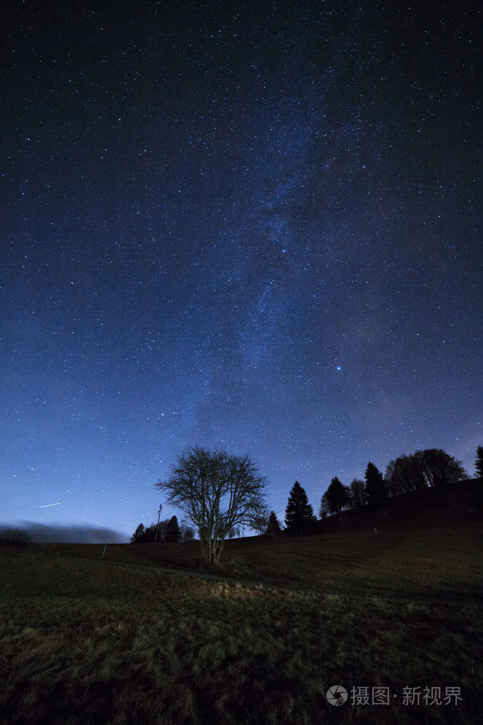 星夜与银河系痕迹照片-正版商用图片1l8b8i-摄图新视界
