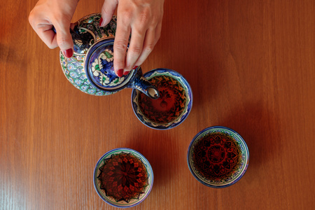 在撒马尔罕，乌兹别克斯坦的陶瓷茶壶