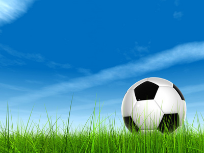 概念 3d 足球球在新鲜的绿色夏季或春天场草与蓝天背景