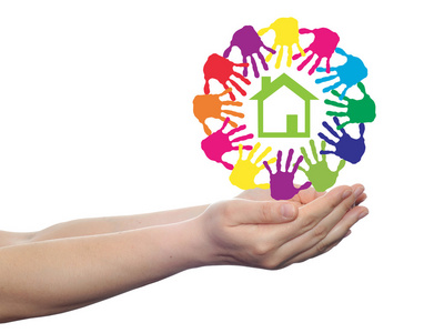 概念或概念的绿色房子或与儿童或孤立的白色背景上的人类手印圈建立标记或符号