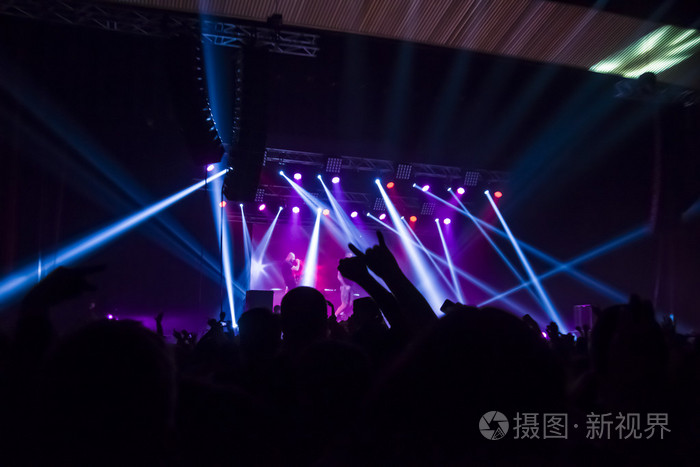 在明亮的舞台灯光音乐会剪影人群