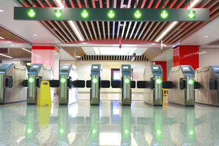 地铁站制动机旋转栅门大门照片