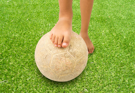 孩子赤脚秋冬图片