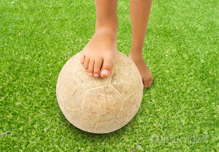 赤脚的孩子踢足球