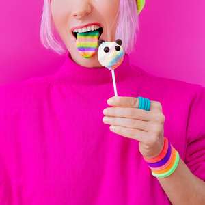 快乐有趣的女孩。爱糖果。熊猫糖果和彩虹