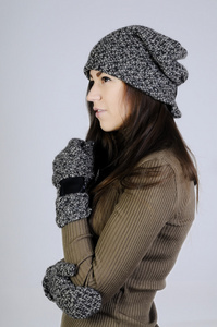 冬天的帽子和手套的年轻女子