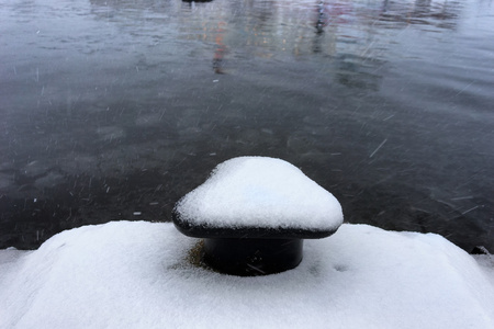 海港码头上的第一场雪