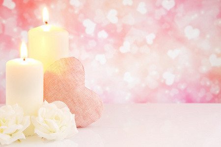 情人节的心和蜡烛与明亮的闪闪发光背景
