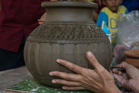 雕刻粘土制作陶器