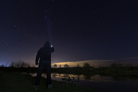 钓大鲤鱼星夜中的渔夫, 指向猎户座猎人星座, 耐心照片