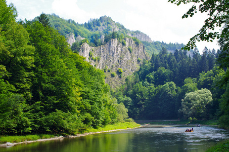 在 Pieniny 山，波兰的杜纳耶茨河