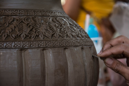 雕刻粘土制作陶器