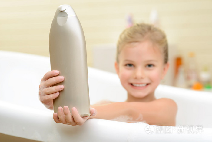 漂亮的小女孩洗澡