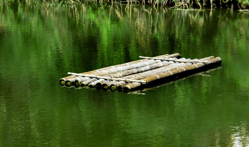 水上的木竹船照片