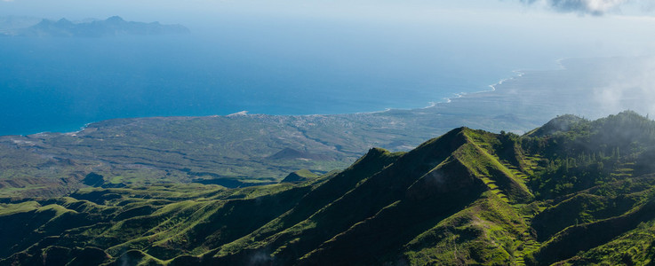 陡峭的绿色山谷观点导致蓝色海洋海岸佛得角岛