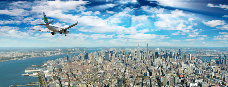 飞机降落在纽约城。旅行和旅游的概念