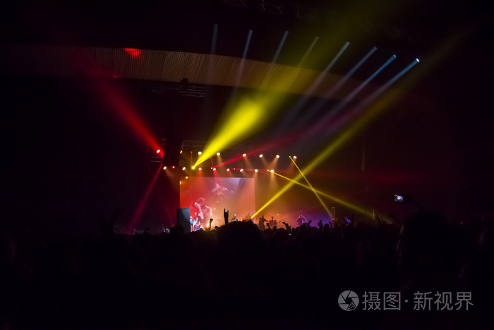 在明亮的舞台灯光音乐会剪影人群