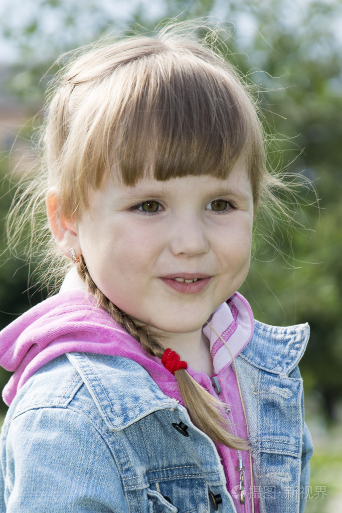 一个有辫子的小女孩的肖像