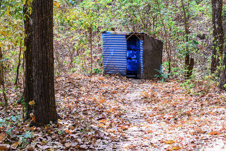 森林中的临时厕所