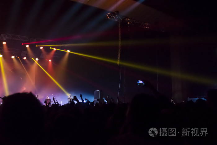 在明亮的舞台灯光音乐会剪影人群