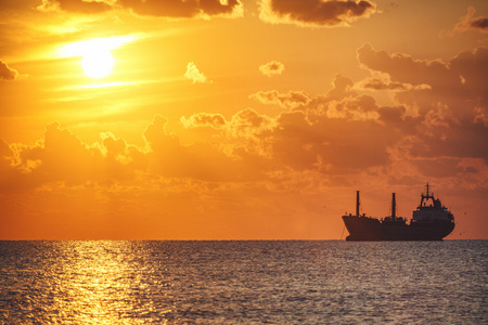 在海上航行的船.美丽的早晨和色彩斑斓的朝阳照片
