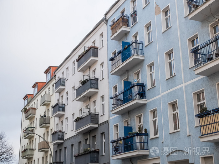 低层公寓楼带小阳台