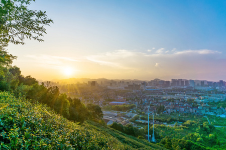 天际线和城市景观的城市在山脚