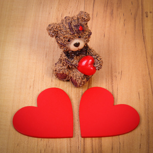 泰迪熊与红心木表面，爱的象征
