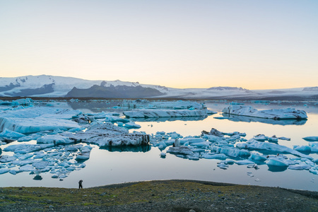 Jokulsarlon 在日落时，冰岛冰川湖的冰山