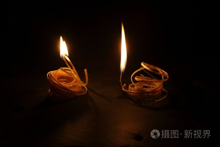 燃烧在黑色石头上的火种