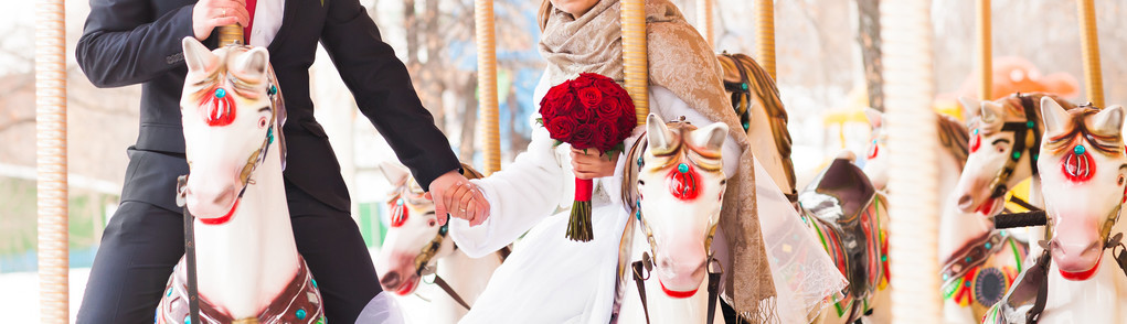 新娘和新郎在结婚之日旋转木马
