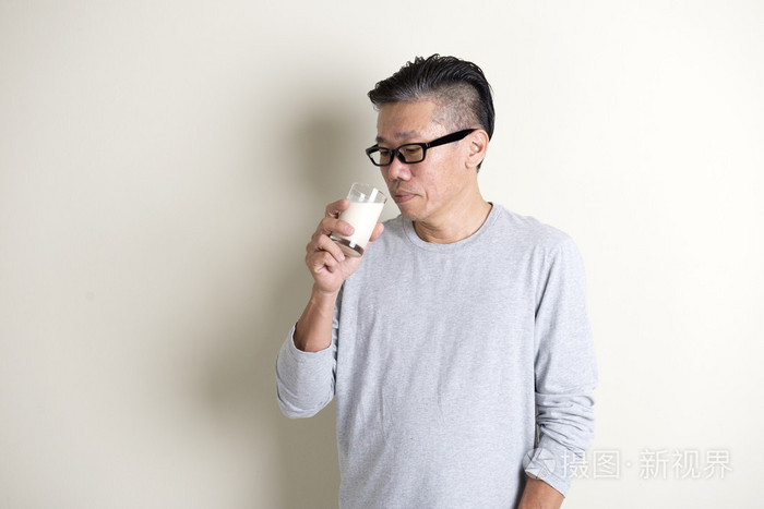 亚洲人喝牛奶