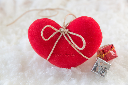 红色的心与装饰线红色的心雪背景情人节的概念