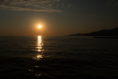 夏季在海滨度假胜地阿德勒索契的日落