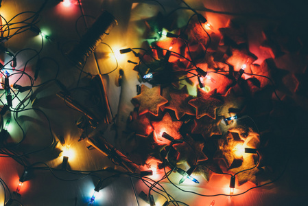 莫斯科--2016年1月5日: 圣诞前夜, 桌子上有一颗明星形状的圣诞姜饼干