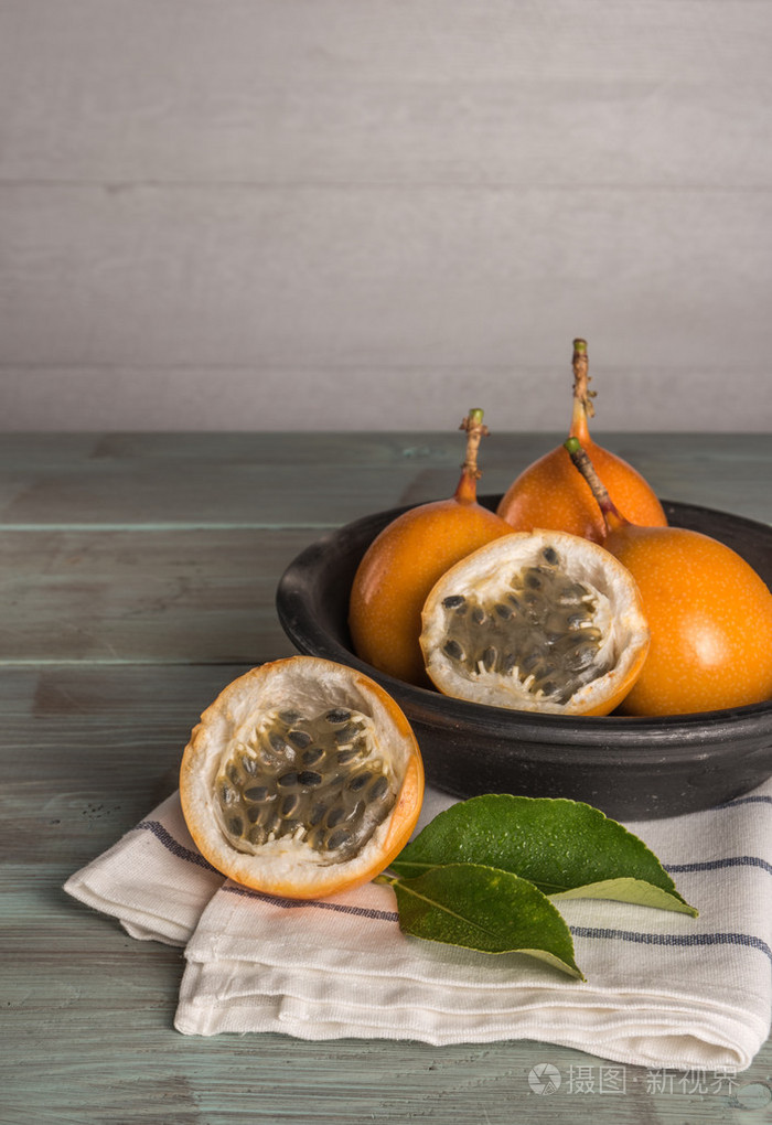 在木板的叶子上新鲜granadillas