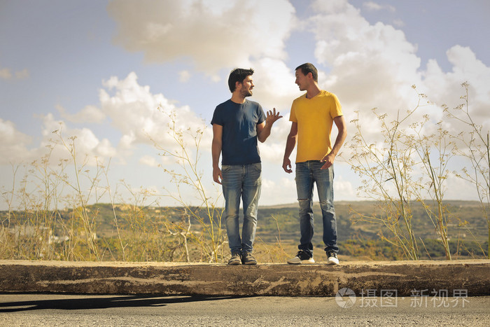 两个男人在一起聊天
